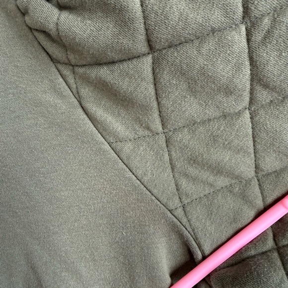 Evereve Olive Quilted Sleeve Sweatshirt - Picture 5 of 6